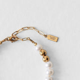 Fermoir en acier inoxydable et pendentif Komète Atelier du bracelet Equinox, perles d’eau douce naturelles