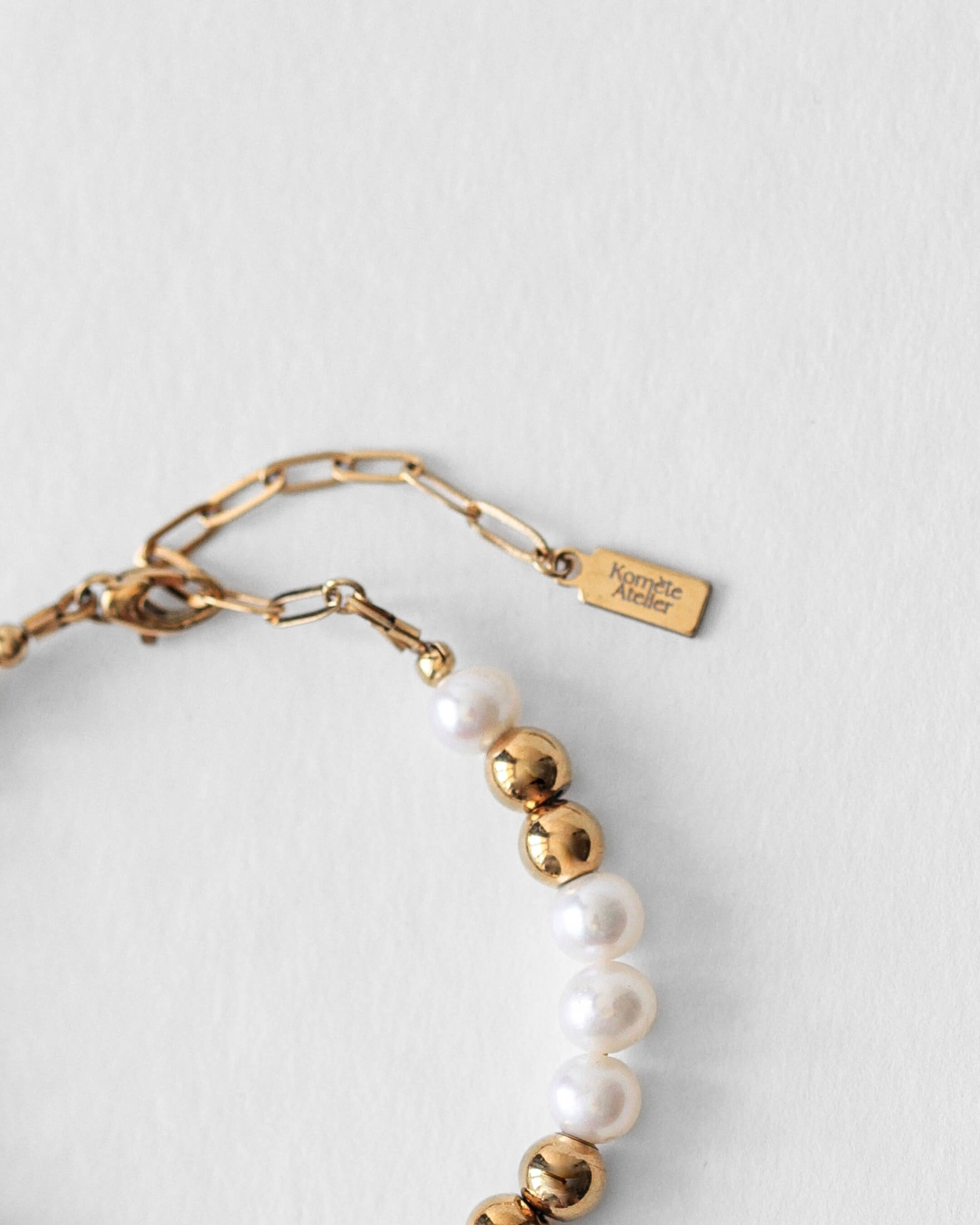 Fermoir en acier inoxydable et pendentif Komète Atelier du bracelet Equinox, perles d’eau douce naturelles