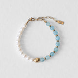 Bracelet Kaleb en perles d’eau douce et aigue-marine, bijou unisexe fait main Komète Atelier en acier inoxydable doré à l’or 18 carats, résistant à l’eau.
