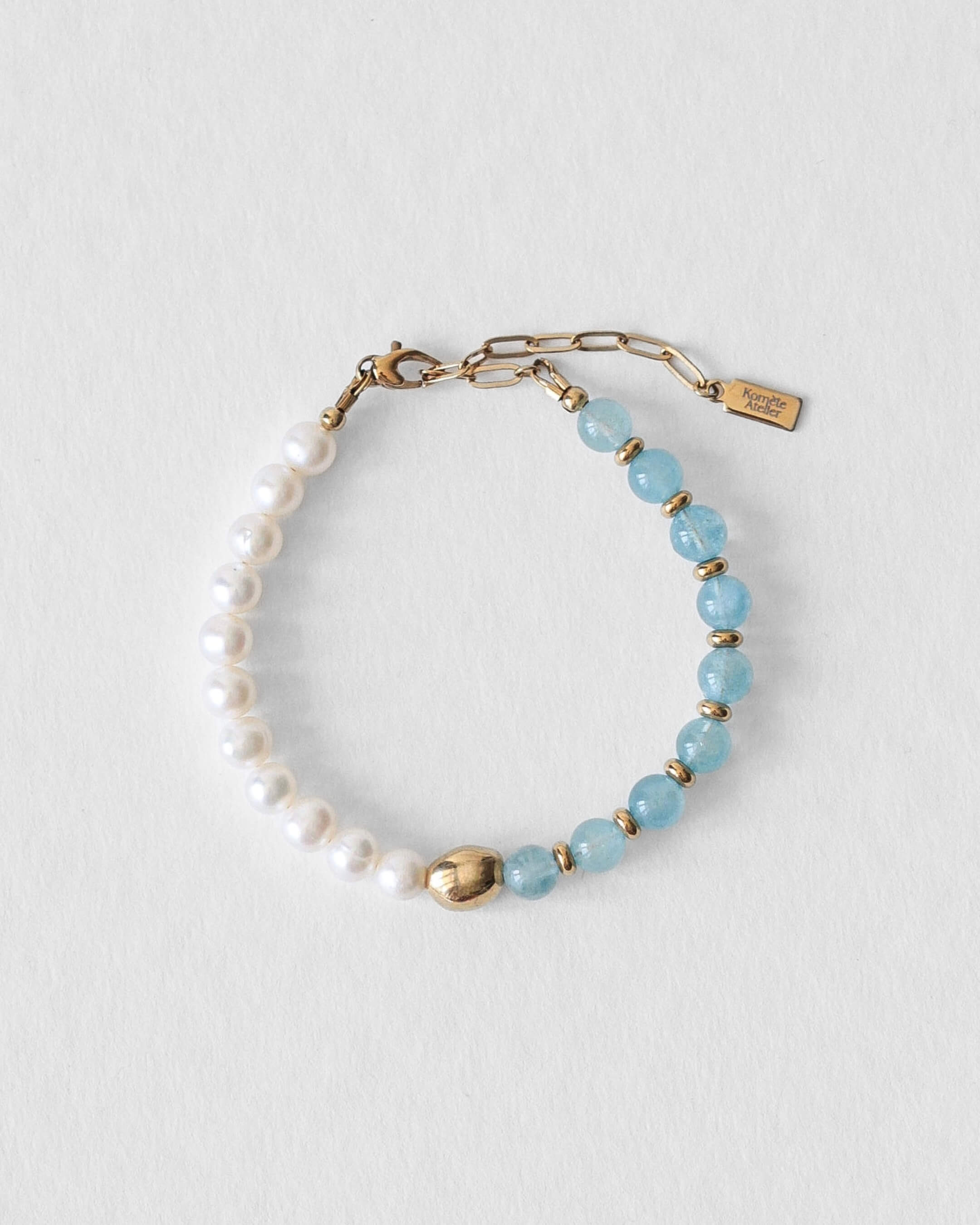 Bracelet Kaleb en perles d’eau douce et aigue-marine, bijou unisexe fait main Komète Atelier en acier inoxydable doré à l’or 18 carats, résistant à l’eau.