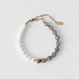Bracelet Kaleb en perles d’eau douce et labradorite, bijou unisexe fait main Komète Atelier en acier inoxydable doré à l’or 18 carats, résistant à l’eau.