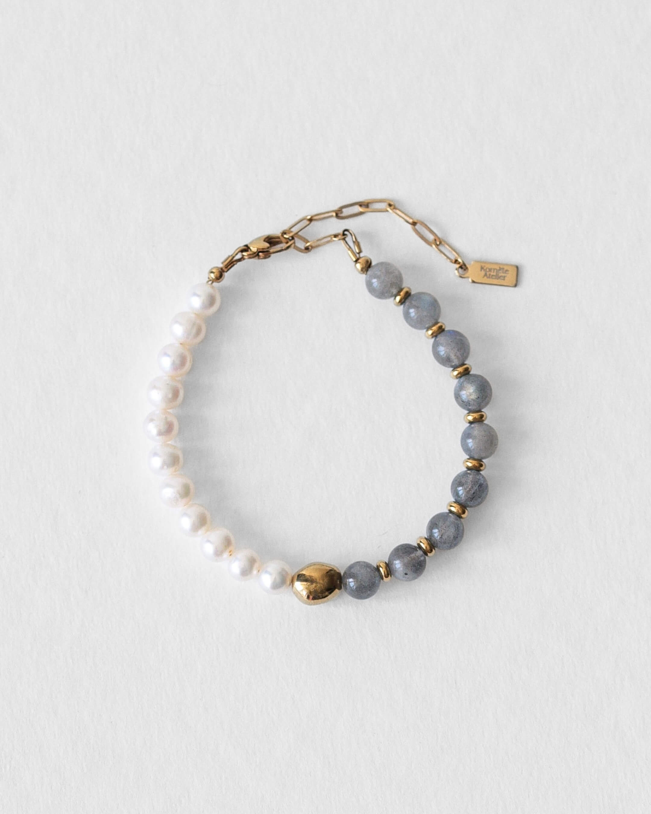 Bracelet Kaleb en perles d’eau douce et labradorite, bijou unisexe fait main Komète Atelier en acier inoxydable doré à l’or 18 carats, résistant à l’eau.