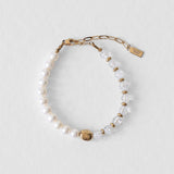 Bracelet Kaleb en perles d’eau douce et quartz craquelé, bijou unisexe Komète Atelier fait main en acier inoxydable doré à l’or 18 carats, résistant à l’eau.