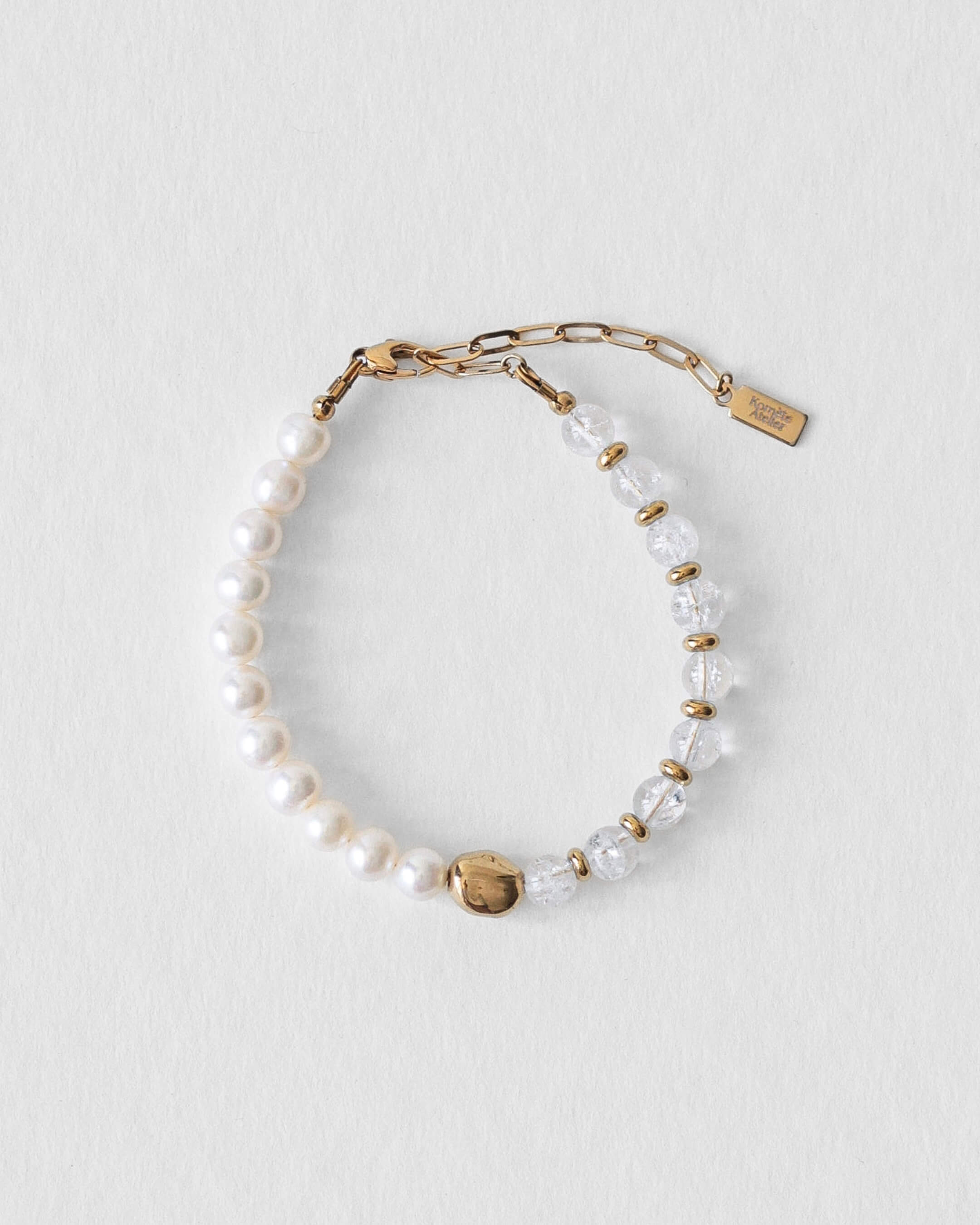 Bracelet Kaleb en perles d’eau douce et quartz craquelé, bijou unisexe Komète Atelier fait main en acier inoxydable doré à l’or 18 carats, résistant à l’eau.