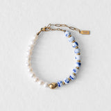 Bracelet Kaleb en perles d’eau douce et porcelaine bleue, bijou unisexe Komète Atelier fait main en acier inoxydable doré à l’or 18 carats, résistant à l’eau.
