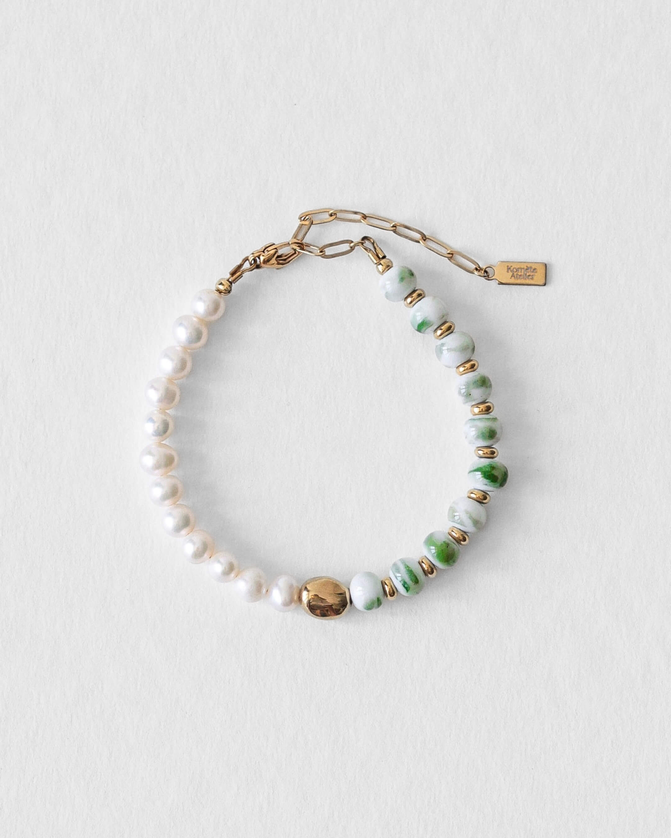 Bracelet Kaleb en perles d’eau douce et porcelaine verte, bijou unisexe Komète Atelier fait main en acier inoxydable doré à l’or 18 carats, résistant à l’eau.