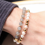 Zoom sur le bracelet Kaleb Komète Atelier, bijou fait main en acier inoxydable doré à l’or 18 carats, orné de perles d’eau douce et de labradorite.
