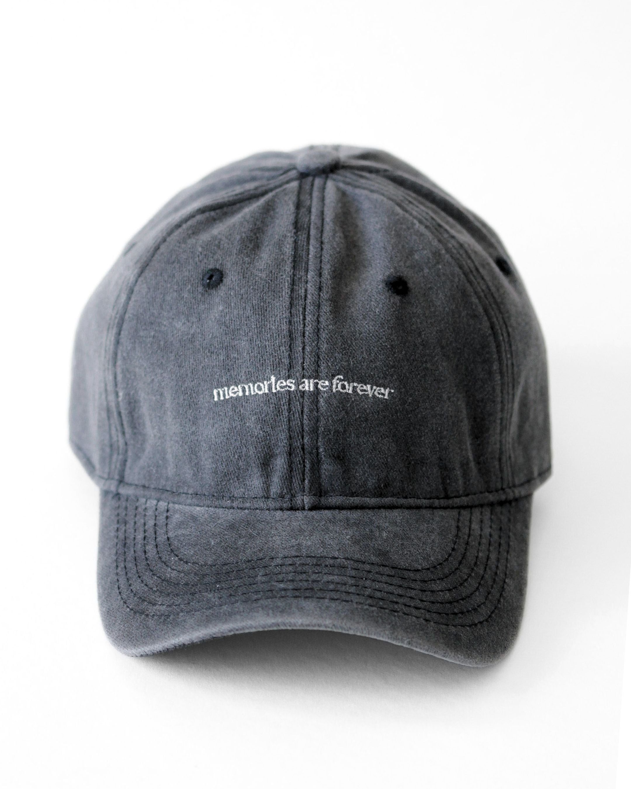 Casquette Komète Atelier gris foncé brodée “memories are forever” sur l’avant