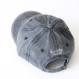 Casquette Komète Atelier gris foncé vue de dos avec logo brodé blanc