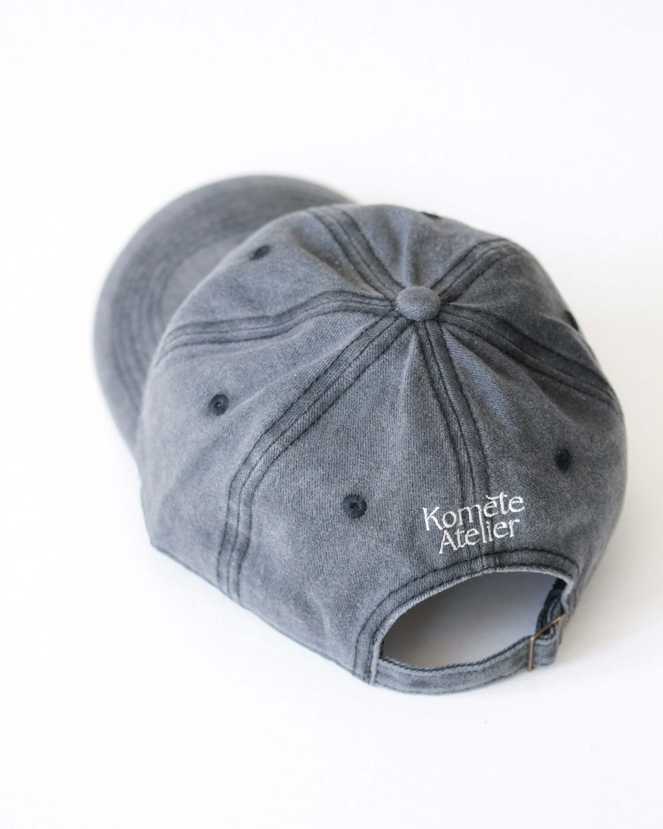 Casquette Komète Atelier gris foncé vue de dos avec logo brodé blanc