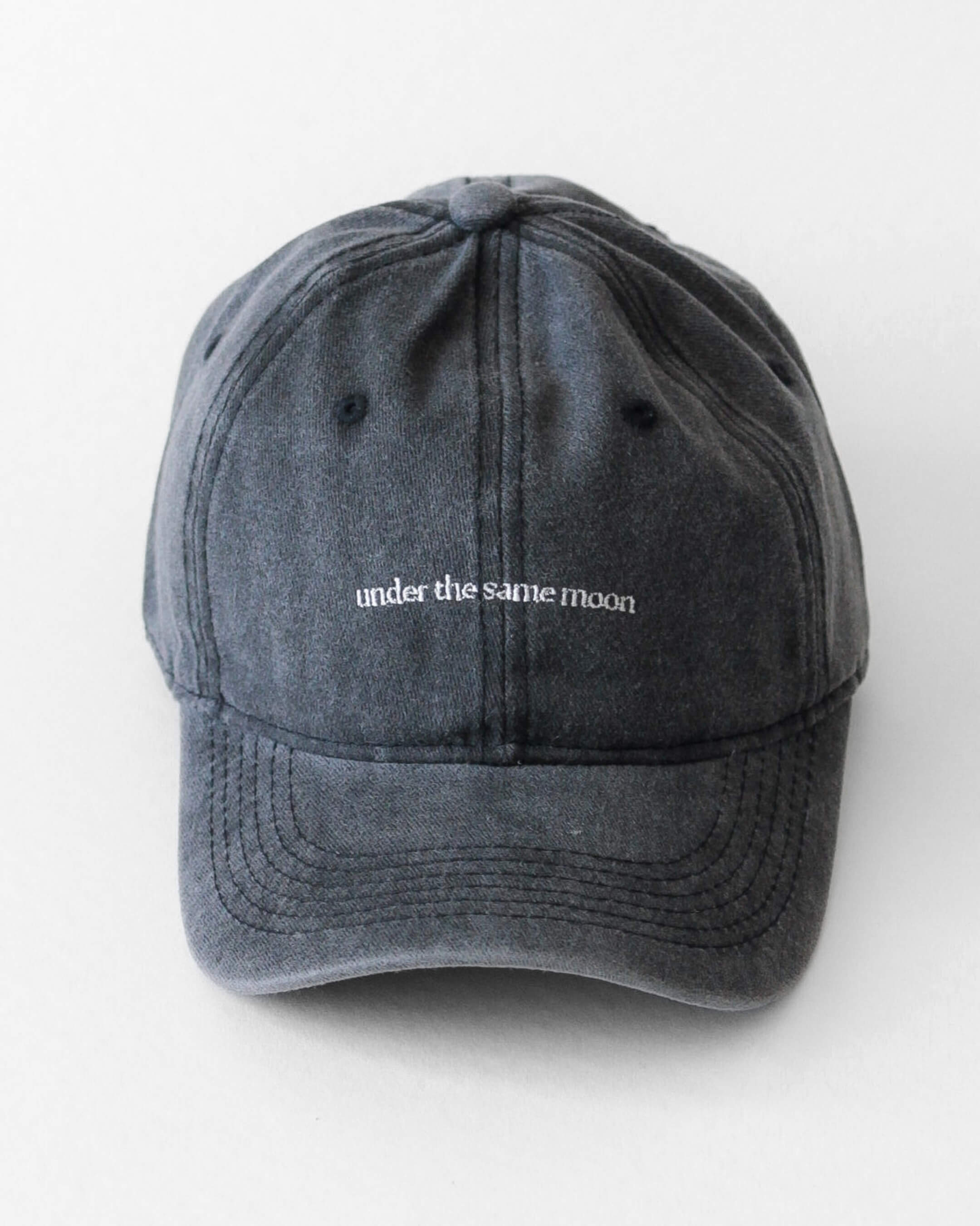Casquette Komète Atelier gris foncé brodée “under the same moon” sur l’avant