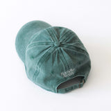 Casquette Komète Atelier verte vue de dos avec logo brodé blanc