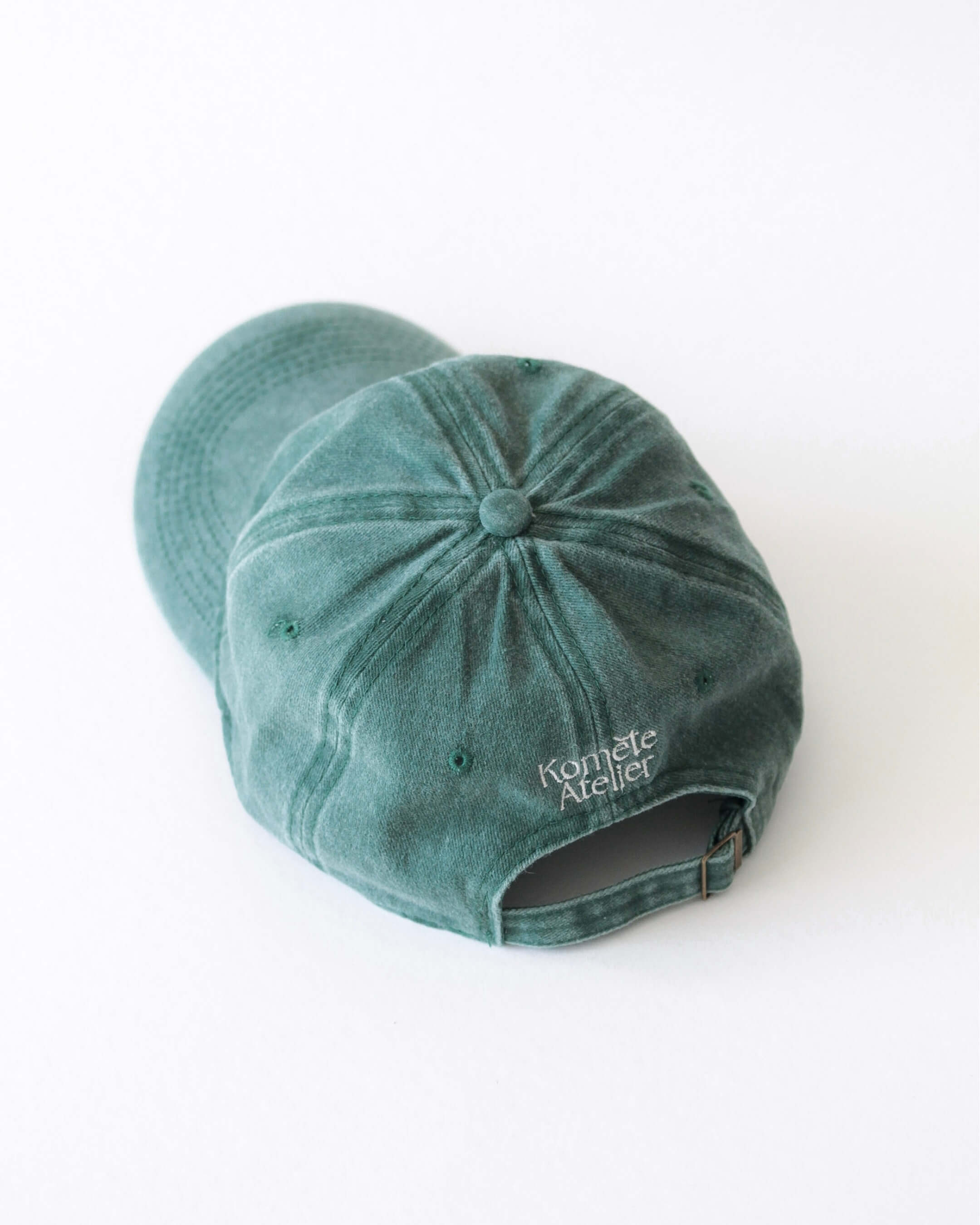 Casquette Komète Atelier verte vue de dos avec logo brodé blanc