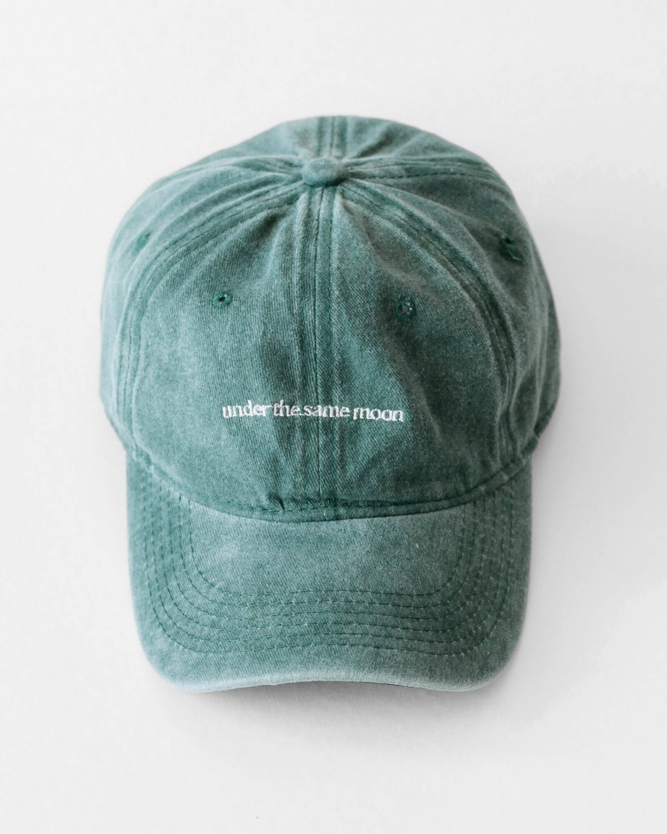 Casquette Komète Atelier verte brodée “under the same moon” sur l’avant