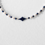Détail du collier Celest avec étoile centrale en pierre bleue, perles d’eau douce et lapis-lazuli, bijou artisanal élégant.