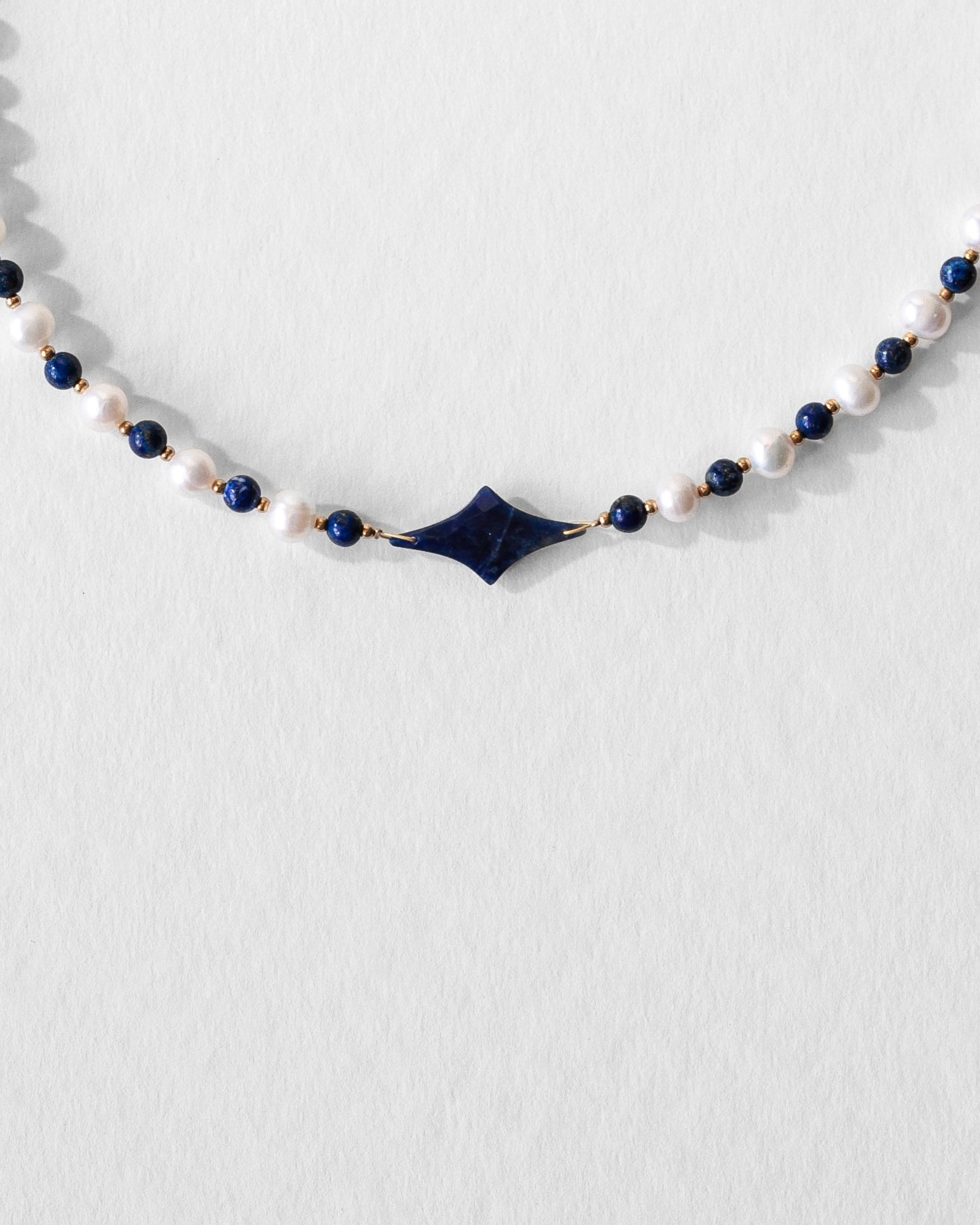 Détail du collier Celest avec étoile centrale en pierre bleue, perles d’eau douce et lapis-lazuli, bijou artisanal élégant.