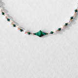 Détail du collier Celest avec étoile centrale en malachite verte, perles d’eau douce ou perle de culture naturelles, bijou artisanal élégant.