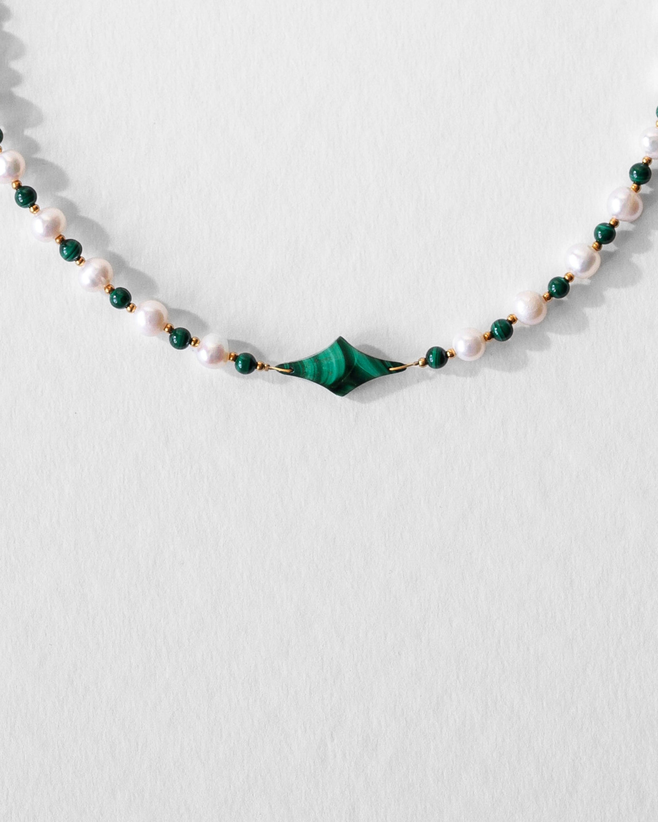Détail du collier Celest avec étoile centrale en malachite verte, perles d’eau douce ou perle de culture naturelles, bijou artisanal élégant.