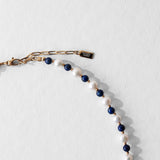 Fermoir du collier Celest en acier inoxydable doré, perles d’eau douce naturelles et lapis-lazuli, bijou résistant à l’eau et hypoallergénique.