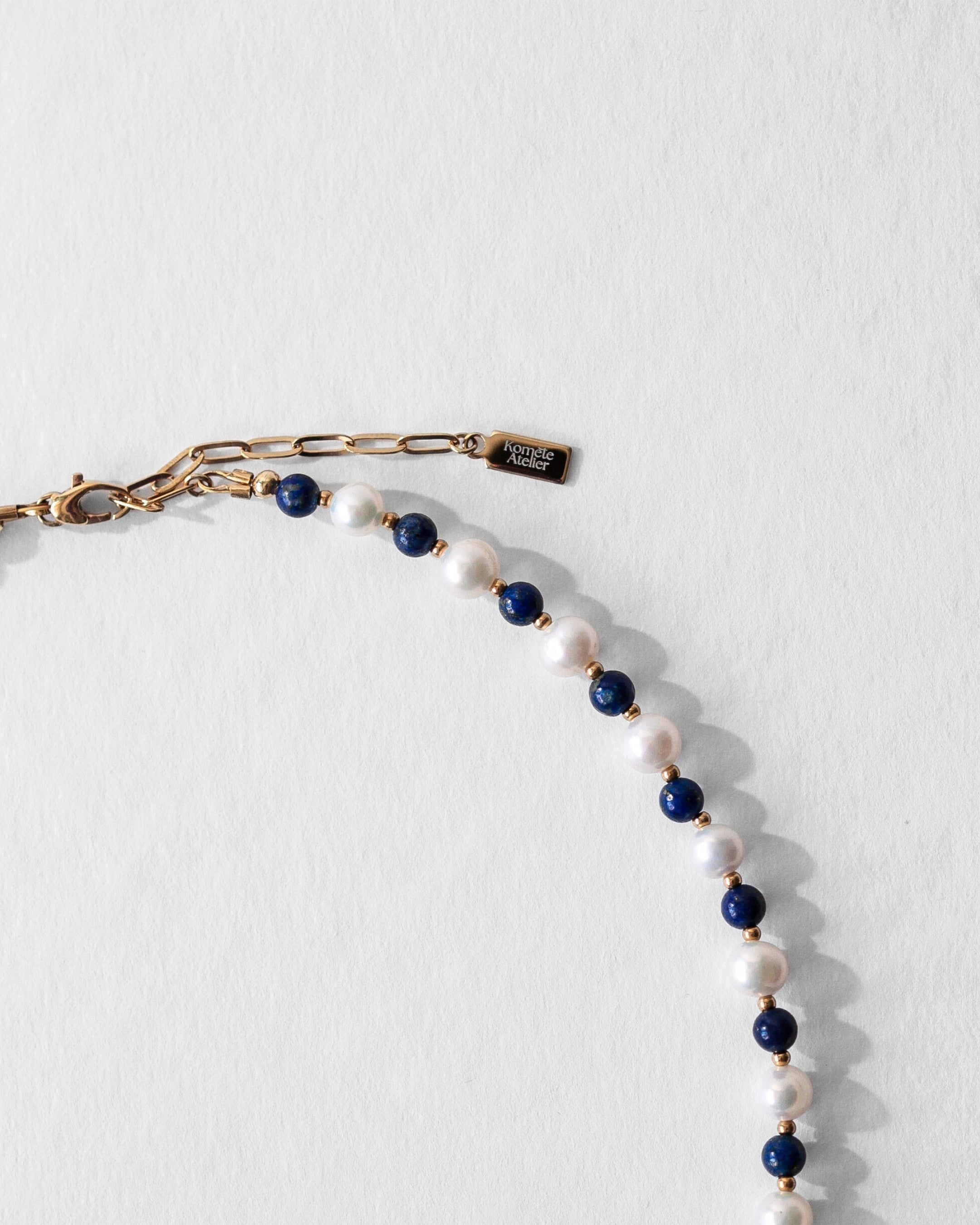 Fermoir du collier Celest en acier inoxydable doré, perles d’eau douce naturelles et lapis-lazuli, bijou résistant à l’eau et hypoallergénique.