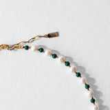 Fermoir du collier Celest en acier inoxydable doré, perles d’eau douce naturelles et malachite verte, bijou résistant à l’eau et hypoallergénique.