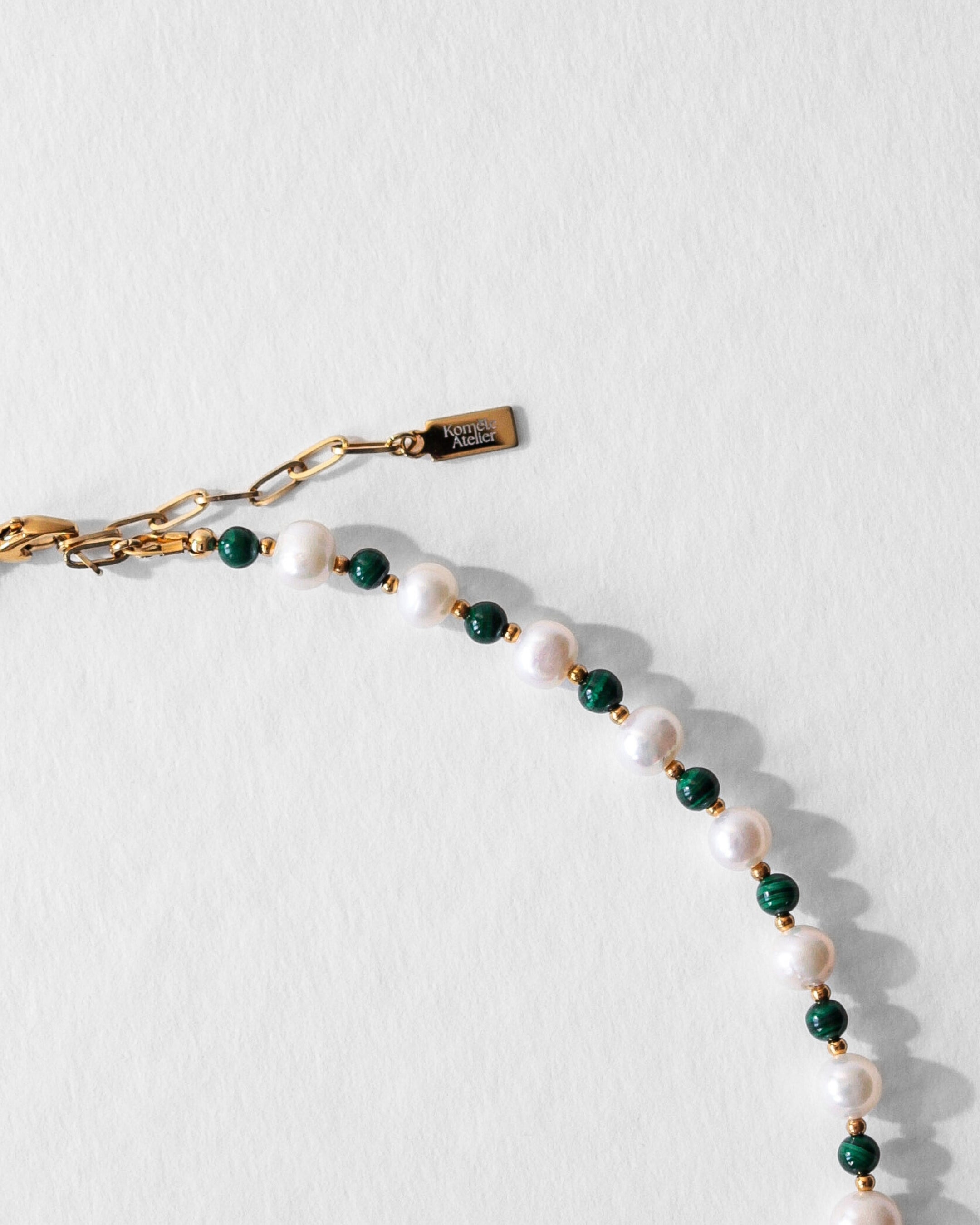 Fermoir du collier Celest en acier inoxydable doré, perles d’eau douce naturelles et malachite verte, bijou résistant à l’eau et hypoallergénique.