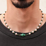 Collier Celest porté par un homme, perles de culture blanches et malachite verte, étoile centrale, bijou unisexe tendance.