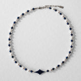 Collier Celest en perles d’eau douce naturelles et lapis-lazuli, finition acier inoxydable argenté, création artisanale Komète Atelier.