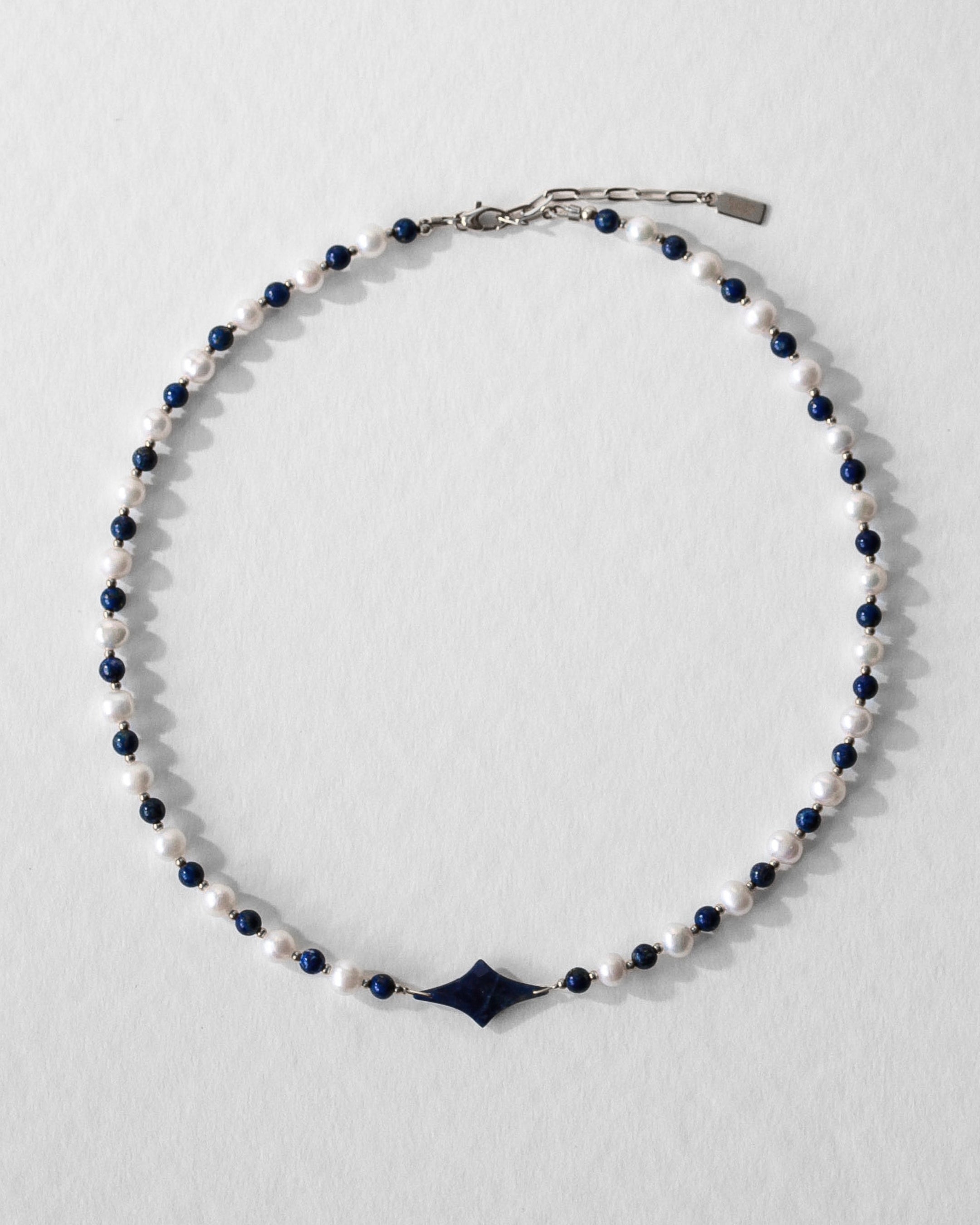 Collier Celest en perles d’eau douce naturelles et lapis-lazuli, finition acier inoxydable argenté, création artisanale Komète Atelier.