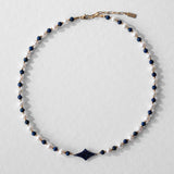 Collier Celest en perles d’eau douce et lapis-lazuli avec étoile centrale, finition acier inoxydable doré 18 carats – bijou unisexe Komète Atelier.