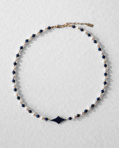 Collier Celest en perles d’eau douce et lapis-lazuli avec étoile centrale, finition acier inoxydable doré 18 carats – bijou unisexe Komète Atelier.