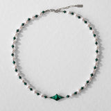 Collier Celest en perles d’eau douce naturelles et malachite, finition acier inoxydable argenté, création artisanale homme & femme unisexe Komète Atelier.