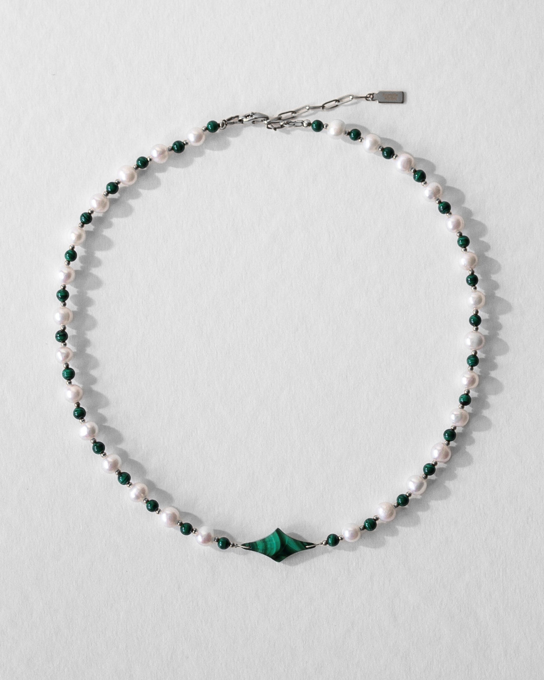 Collier Celest en perles d’eau douce naturelles et malachite, finition acier inoxydable argenté, création artisanale homme & femme unisexe Komète Atelier.