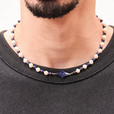 Collier Celest porté, bijou unisexe en perles d’eau douce et lapis-lazuli avec étoile centrale, finition acier inoxydable.