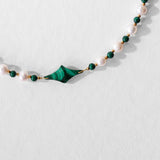 Collier Celest, bijou unisexe homme et femme en perles d’eau douce et malachite avec étoile centrale, finition acier inoxydable.