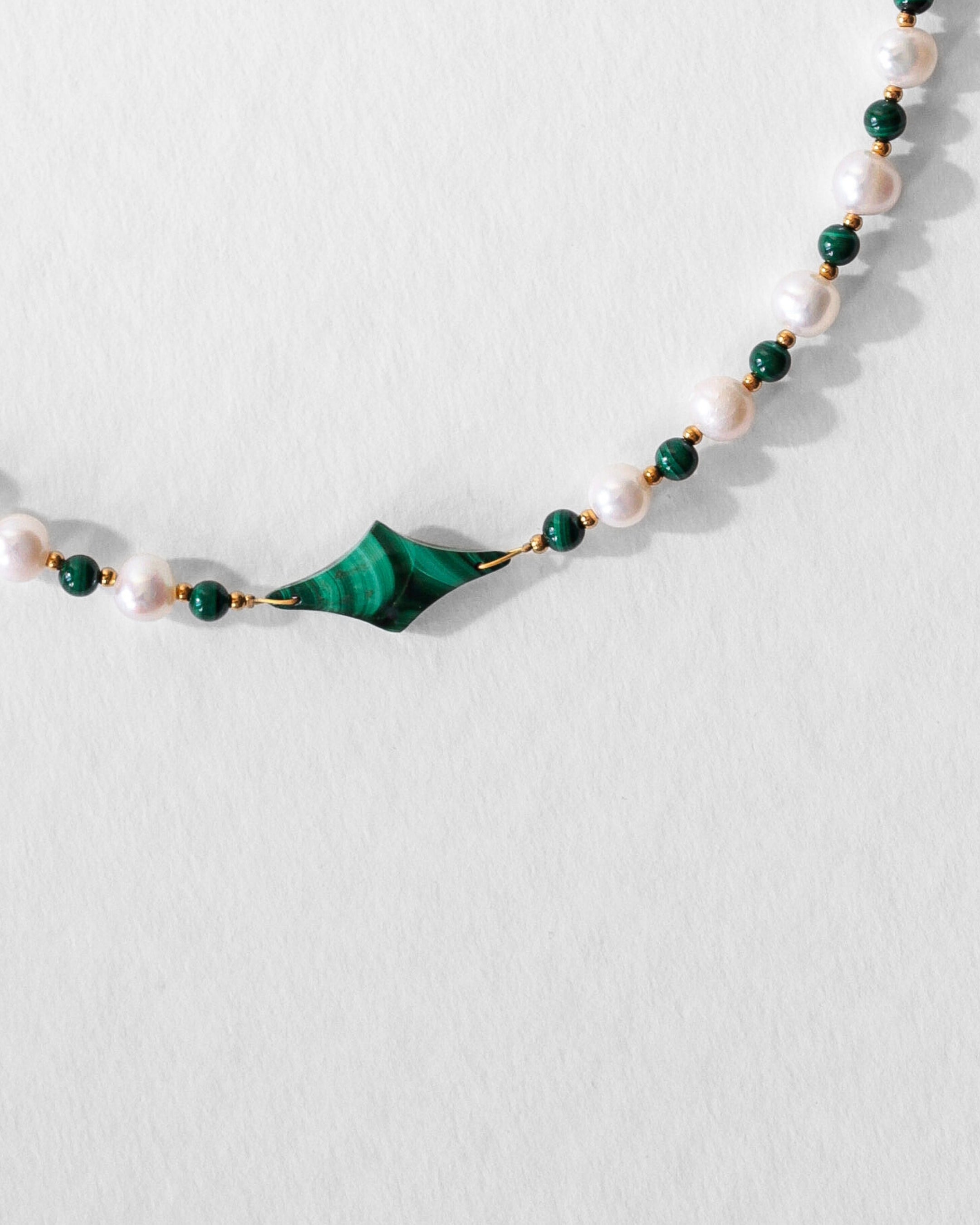 Collier Celest, bijou unisexe homme et femme en perles d’eau douce et malachite avec étoile centrale, finition acier inoxydable.
