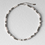 Collier Équinox en perles d’eau douce et acier inoxydable argenté, bijou mixte fait main, réglable et résistant à l’eau.