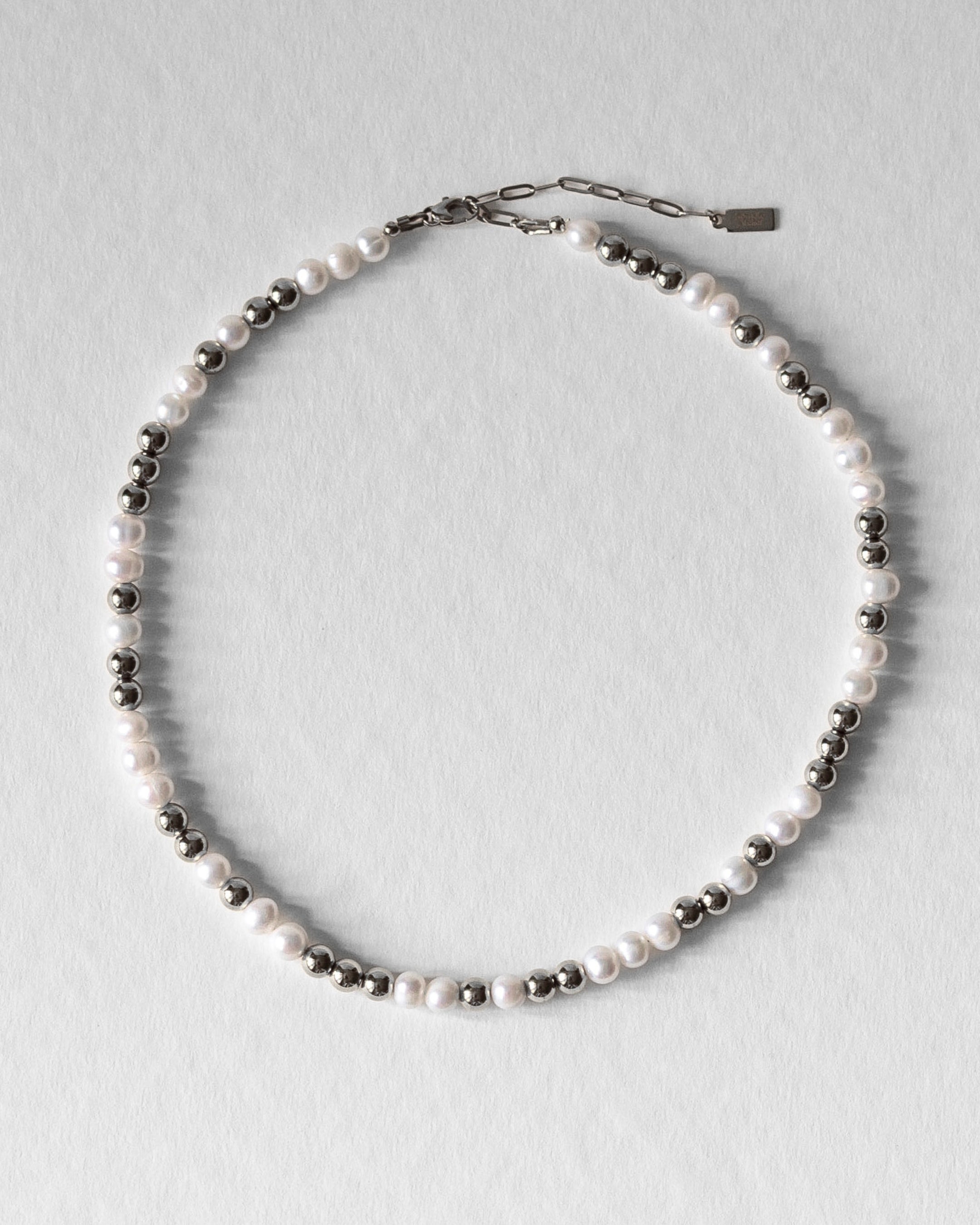 Collier Équinox en perles d’eau douce et acier inoxydable argenté, bijou mixte fait main, réglable et résistant à l’eau.