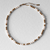 Collier Équinox en perles d’eau douce et acier inoxydable doré à l’or 18 carats, bijou élégant fait main pour homme et femme.
