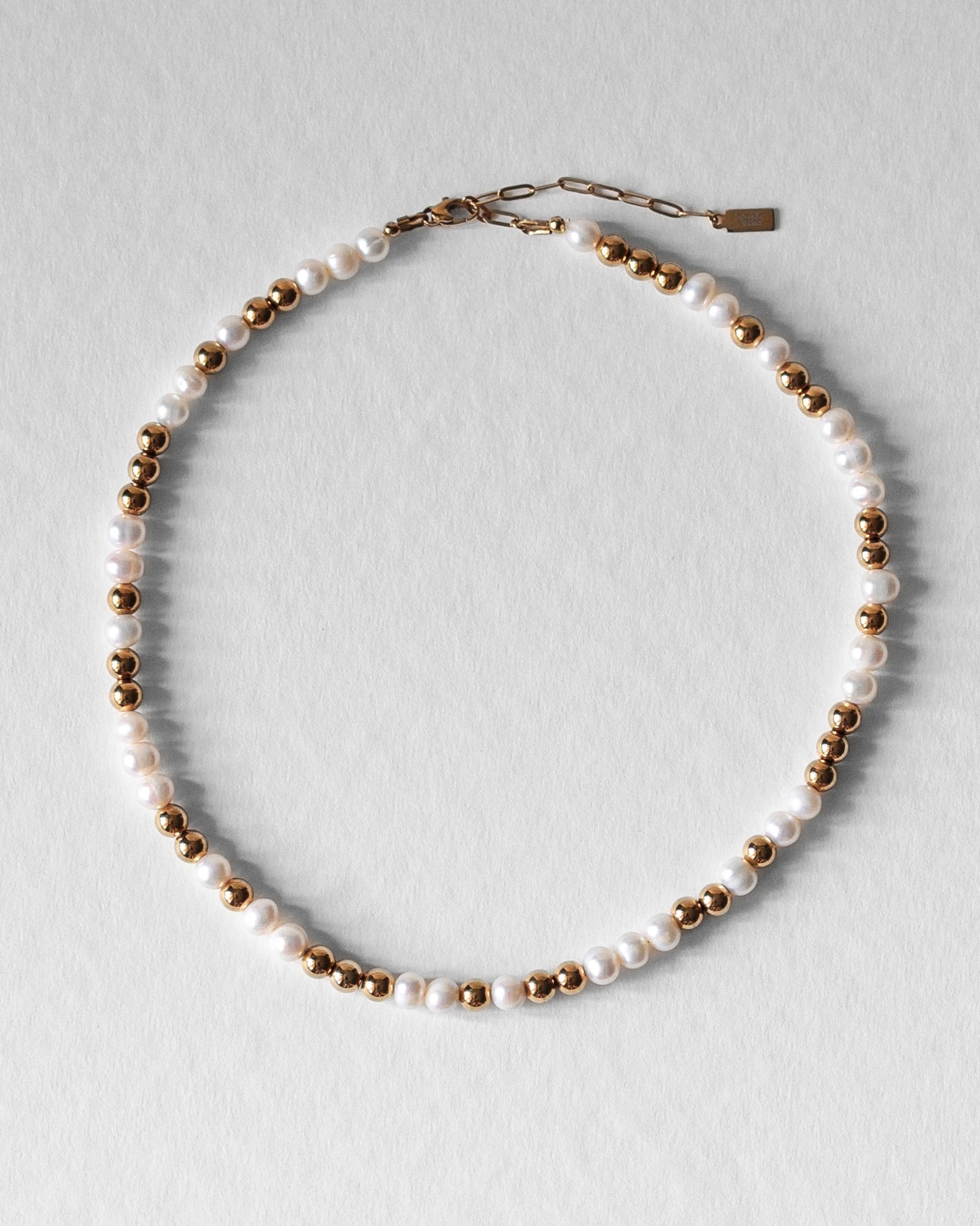 Collier Équinox en perles d’eau douce et acier inoxydable doré à l’or 18 carats, bijou élégant fait main pour homme et femme.