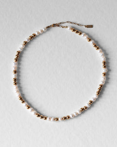 Collier Équinox en perles d’eau douce et acier inoxydable doré à l’or 18 carats, bijou élégant fait main pour homme et femme.