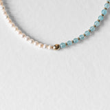 Détail du collier Kaleb en perles d’eau douce et aigue-marine, bijou artisanal Komète Atelier unisexe homme et femme.