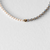 Détail du collier Kaleb en perles d’eau douce et labradorite, bijou artisanal Komète Atelier unisexe homme et femme.