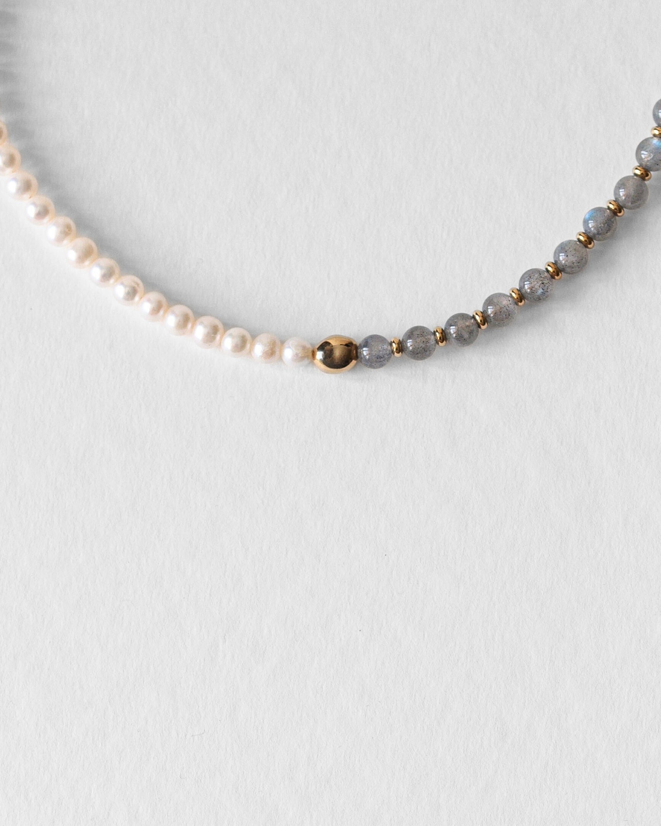 Détail du collier Kaleb en perles d’eau douce et labradorite, bijou artisanal Komète Atelier unisexe homme et femme.