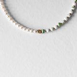 Détail du collier Kaleb en perles de céramique porcelaine verte et perles de culture, bijou artisanal Komète Atelier unisexe homme et femme.