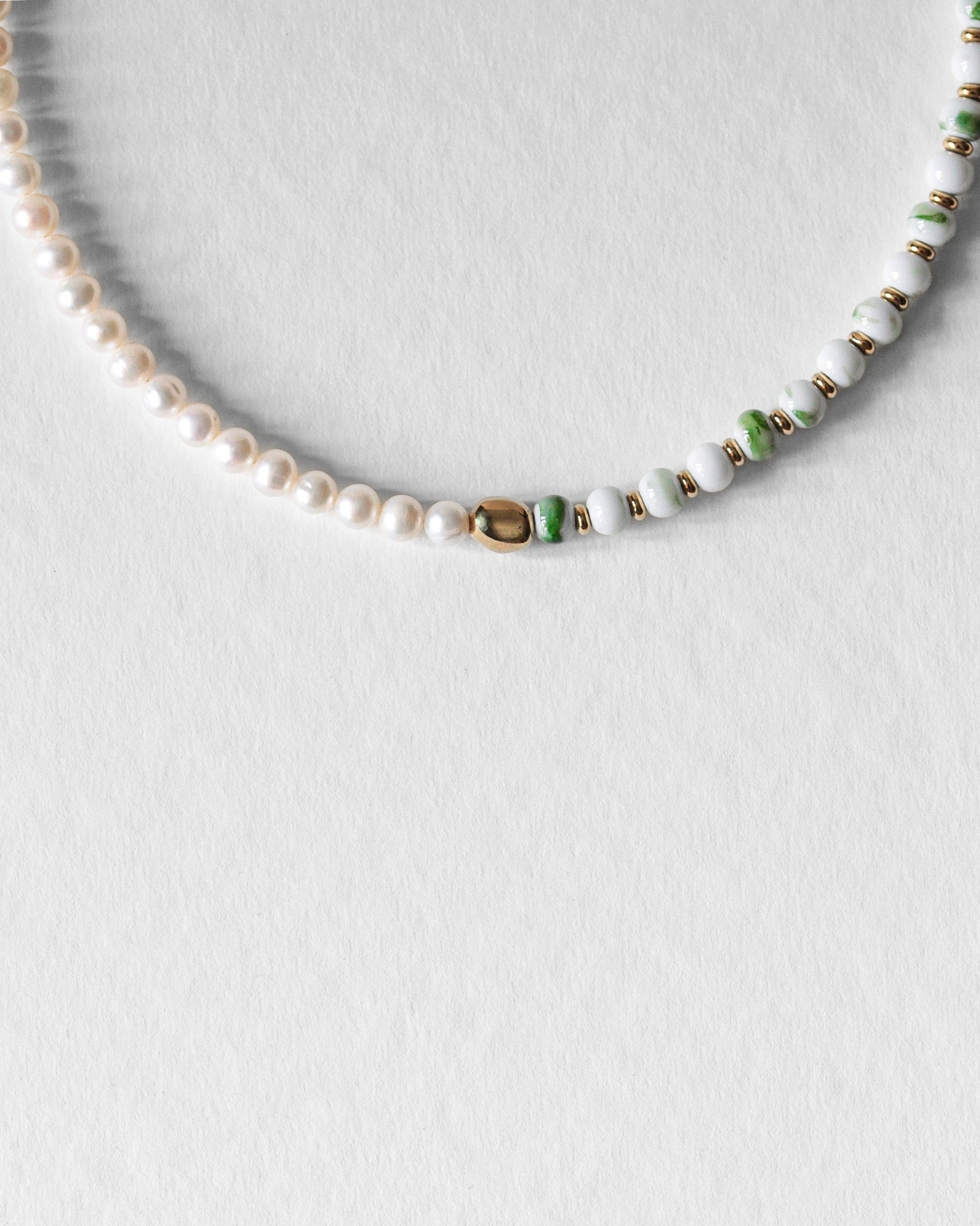 Détail du collier Kaleb en perles de céramique porcelaine verte et perles de culture, bijou artisanal Komète Atelier unisexe homme et femme.