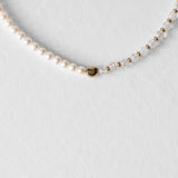 Détail du collier Kaleb en perles d’eau douce et quartz craquelé, bijou artisanal Komète Atelier unisexe homme et femme.