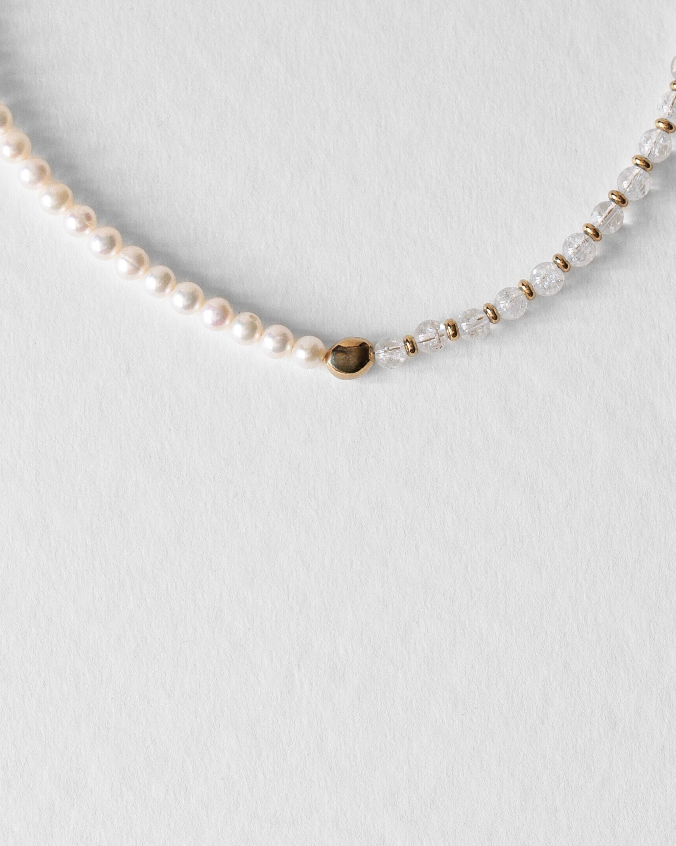 Détail du collier Kaleb en perles d’eau douce et quartz craquelé, bijou artisanal Komète Atelier unisexe homme et femme.