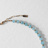 Fermoir doré du collier Kaleb en perles de culture et aigue-marine, bijou fait main Komète Atelier pour homme et femme.