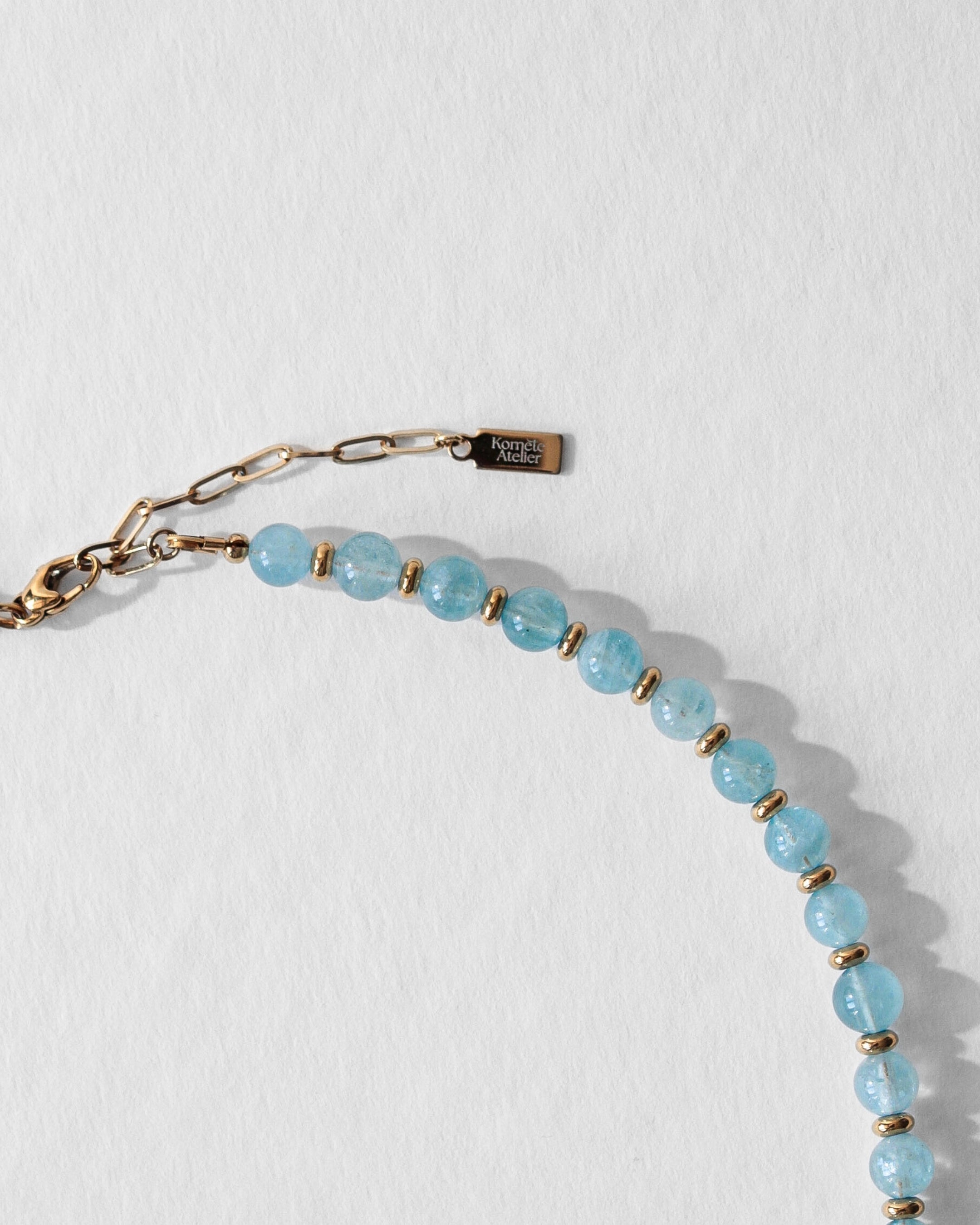 Fermoir doré du collier Kaleb en perles de culture et aigue-marine, bijou fait main Komète Atelier pour homme et femme.